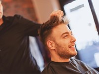 Apuesta por un corte de pelo estilo faux hawk: el peinado rebelde que triunfa entre los jóvenes