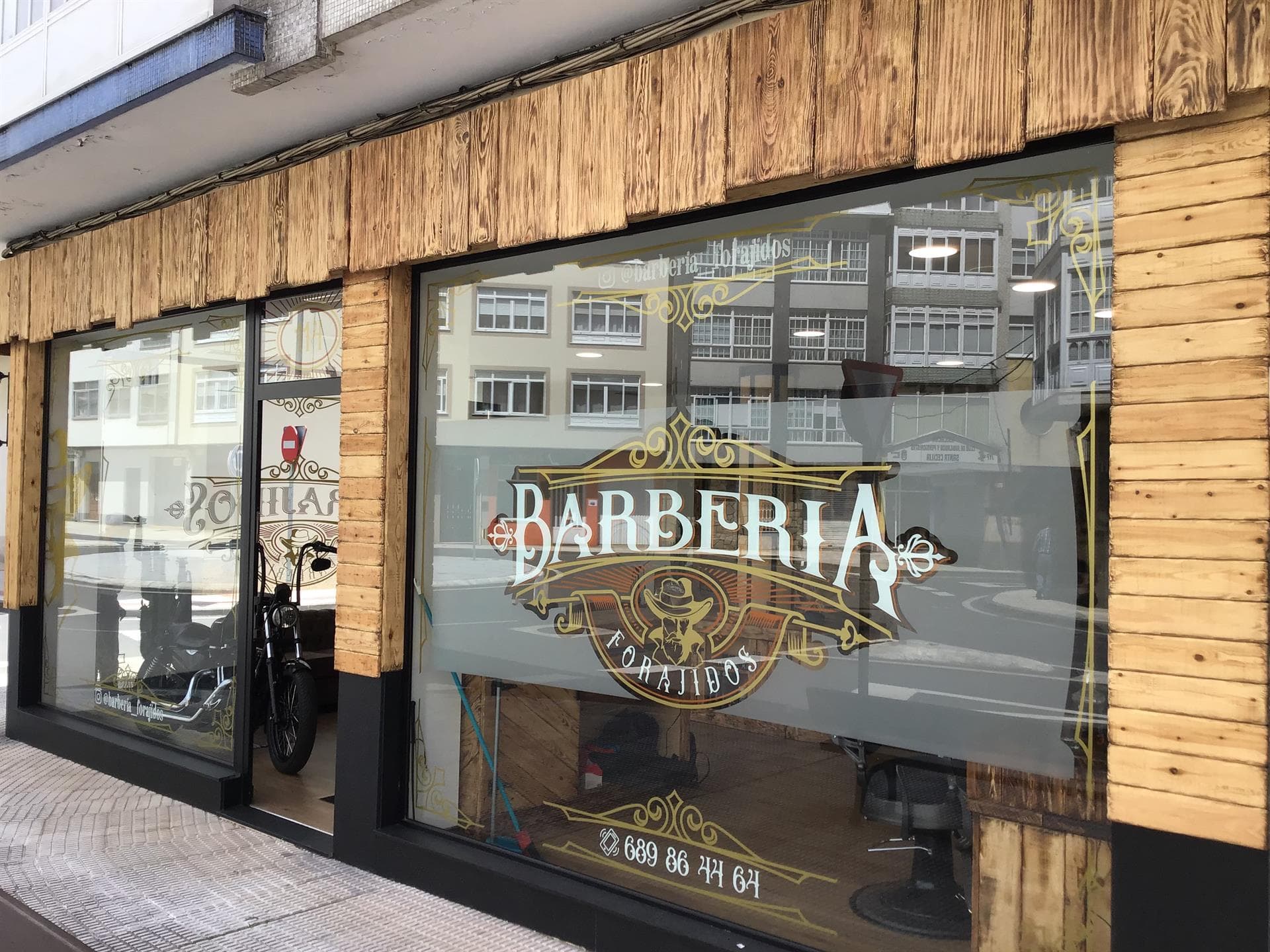 Barbería Forajidos, ¡las tijeras más rápidas del oeste!
